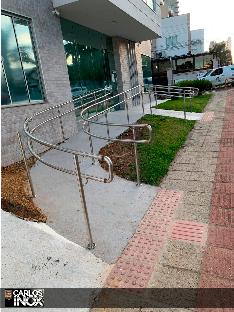 Rampa de acessibilidade com corrimão duplo
